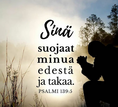 Rukoileva hahmo usvaisella pellolla. Teksti psalmista 139 jae 5: "sinä suojaat minua edestä ja takaa".